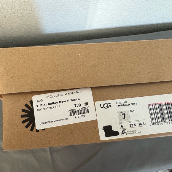 UGG boots toddler  size 7 - Picture 2 of 8